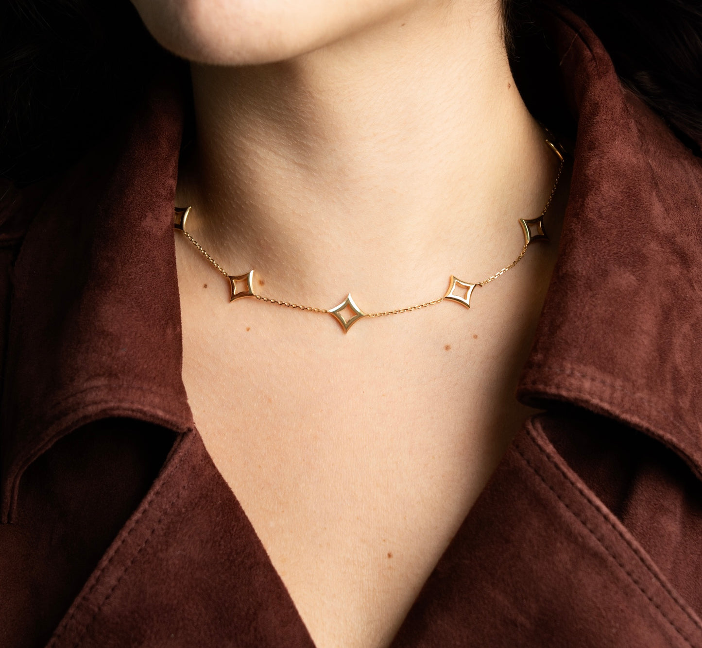 قلادة صغيرة مزخرفة