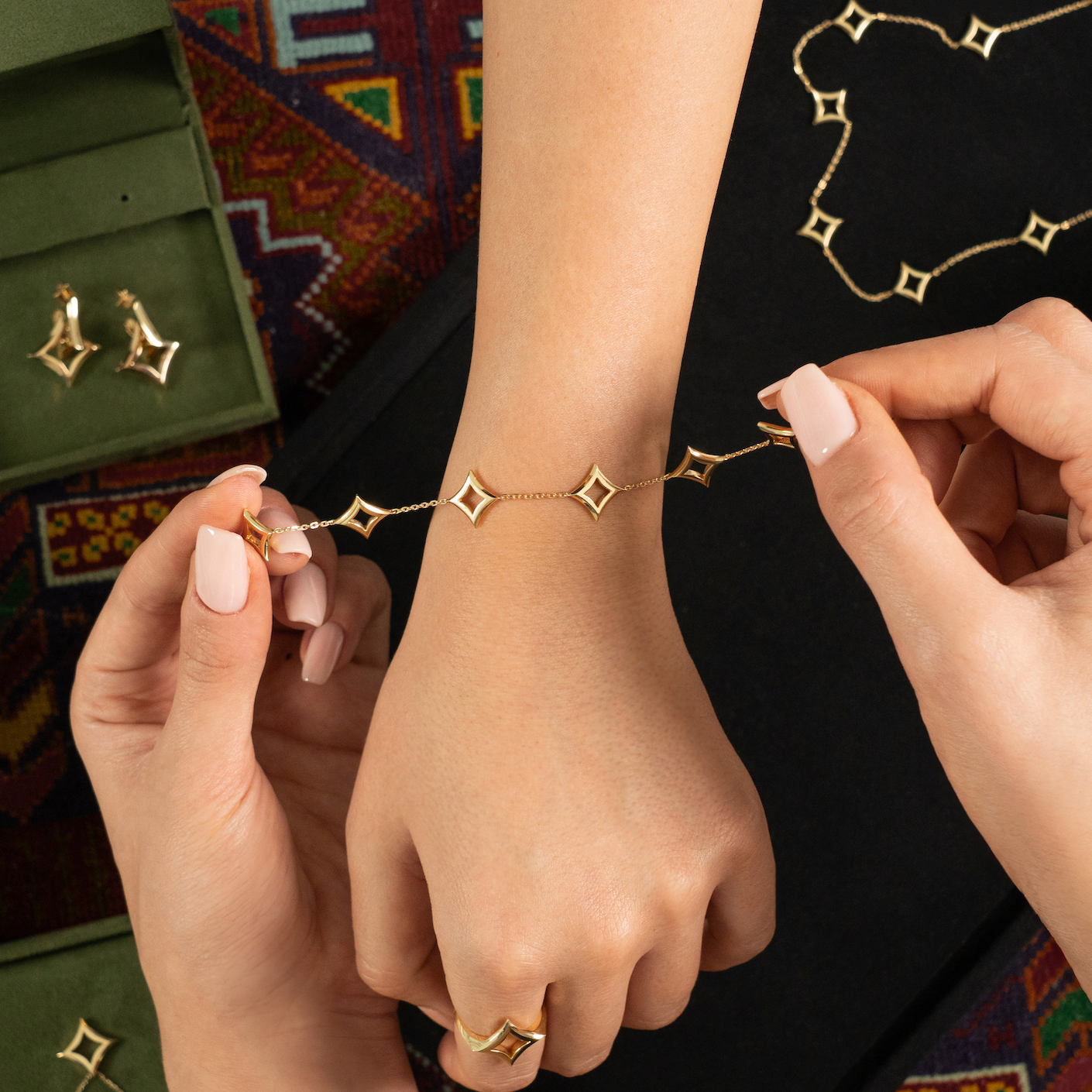 سوار مزخرف متوسط الحجم