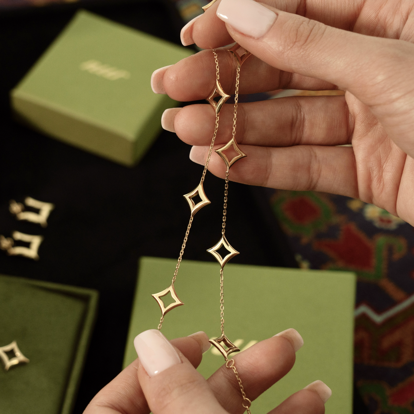 قلادة صغيرة مزخرفة